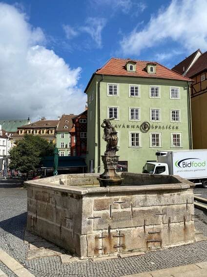 Kašna se sochou Herkula - Cheb - Architektonické památky - Architektonické doplňky - plastiky, kašny, pomníky ... - Karlovarský