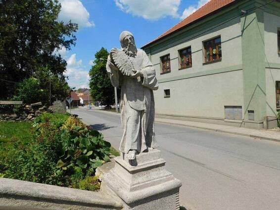 Socha svatého Františka z Pauly před kostelem v Rokytnici nad Rokytnou | Drobné památky 