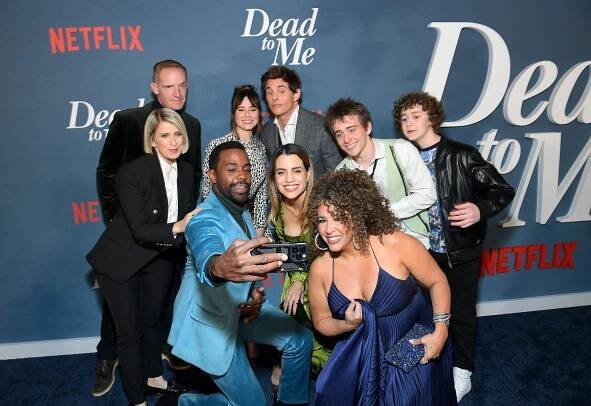 Los Angeles Premiere Of Netflix's 'Dead To Me' Season 3 held at the Netflix Tudum Theater on November 15, 2022 in Hollywood, Los Angeles, California, United States - Liz Feldman, Marc Evan Jackson, Brandon Scott, Linda Cardellini, Natalie Morales, James Marsden, Diana Maria Riva, Sam McCarthy, Luke Roessler - Smrt nás spojí - Série 3 - Z akcí