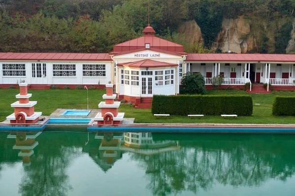 Klenot mezi českými koupališti! Tuhle retro plovárnu nám cizinci závidí, většina Čechů ji vůbec nezná