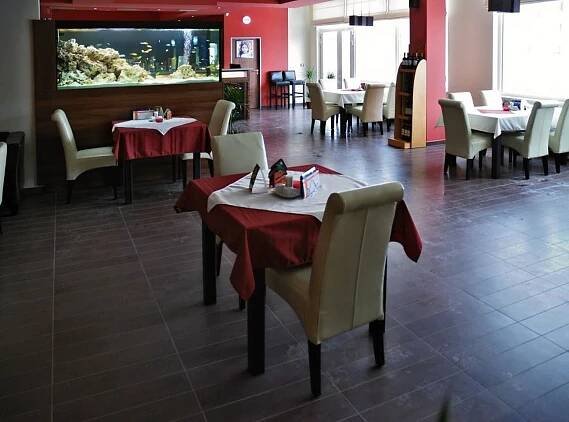 Restaurace a bowling Maják