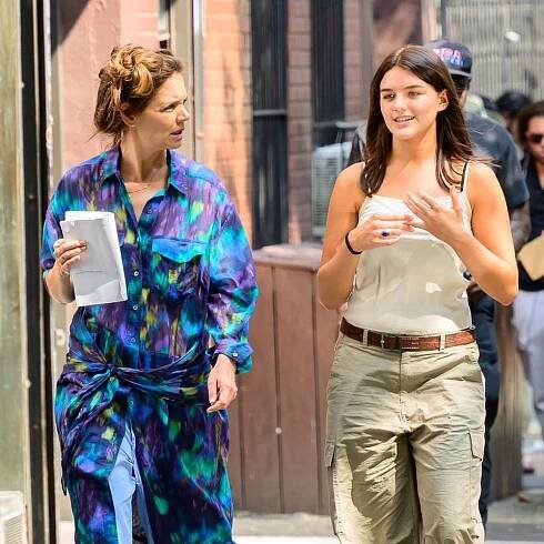 Suri Cruise mit auffällig roten Schuhen und Mama Katie Holmes