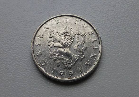 1 Kč 1996 - VZÁCNÁ CHYBORAŽBA - Výrazně zalitý reliéf (tlustý reliéf)