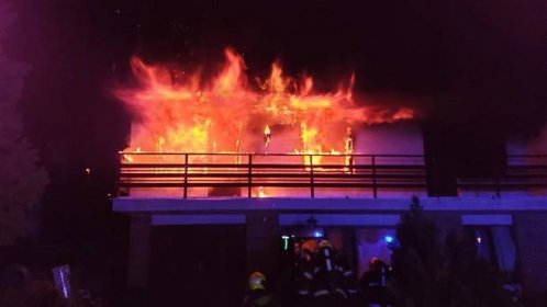 V Praze Jinonicích zasahovali hasiči u požáru odpadu v opuštěném...