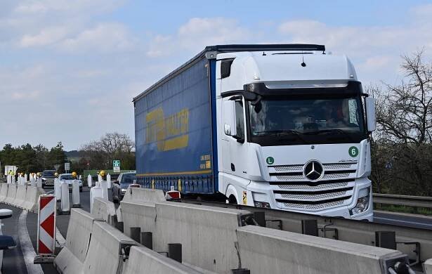 VIDEO: Aktuálně ničí na estakádě D46 v Prostějově beton vodním paprskem