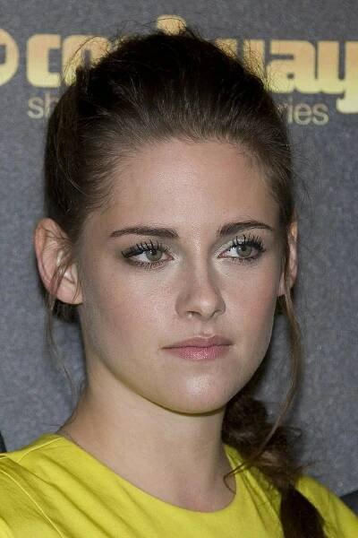 Jako holčička! Kristen Stewart dorazila na premiéru Twilight ságy do Madridu v rozkošných žlutých šatech