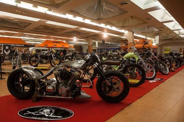 FOTO: Babylon zve do světa motorek