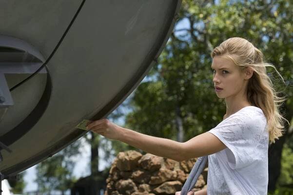 Surfařky z vesmíru - Wires Crossed - Z filmu - Lucy Fry