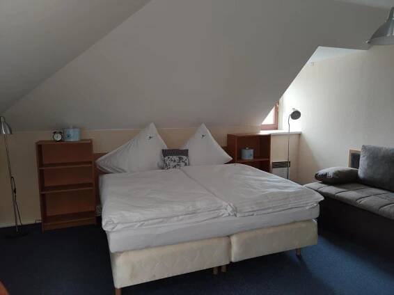 เตียงในห้องที่ Hotel Modrásek