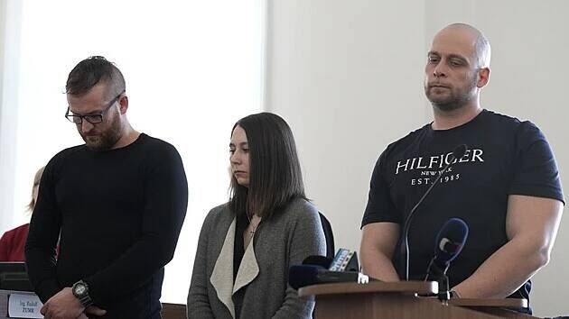 Trojice policistů obžalovaná kvůli napadení v baru - zleva Tomáš Strnad (hlavní podezřelý), jeho přítelkyně Martina Kolaříková a Tomáš Soukup. (20. března 2025)