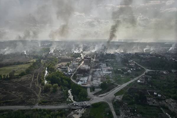 Fotky: Nová ruská ofenziva vyhnala tisíce lidí, Vovčansk je pod palbou