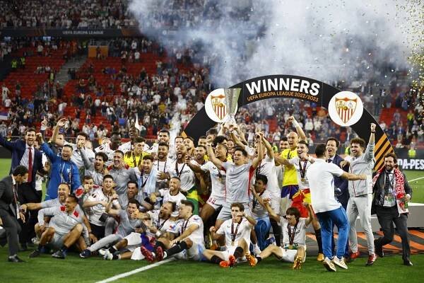 Sevilla popáté ovládla Evropskou ligu. AS Řím zdolala na penalty, rozhodl Montiel