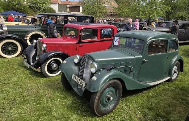 VIDEO: Habrovany cestovaly časem. Park zaplnily historické automobily i motorky