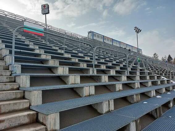 Opuštěný areál Vysočina Areny při závodech Světového poháru biatlonistů 2021.