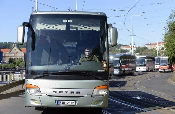 Polovině zájezdových dopravců hrozí krach, mají jen asi pětinu zakázek. Krize potrvá do jara