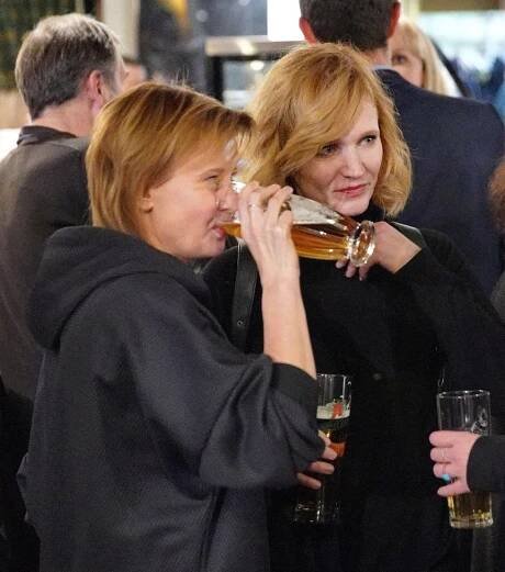 Premiéra filmu Prezident Blaník: Geislerová s manželem, těhotná Issová i zálesák Dyk