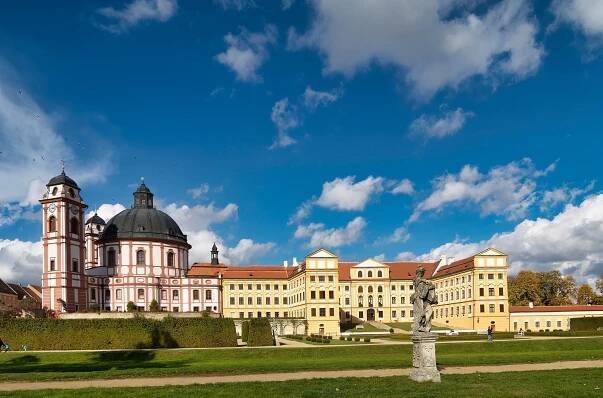 Město