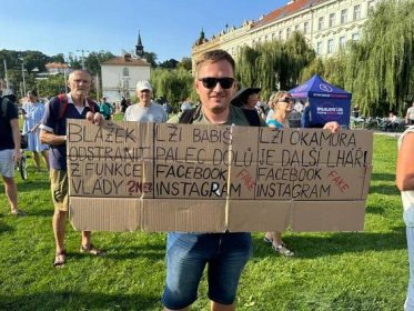 VIDEO: Ministr Blažek přišel na akci za jeho odvolání, Milion chvilek ho nenechal vystoupit