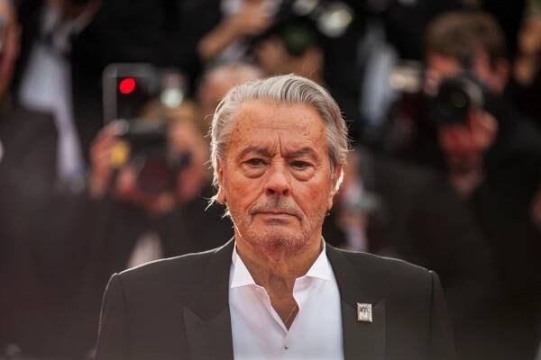 Vyrůstal u pěstounů, vyučil se řezníkem. Alain Delon platil za symbol mužské krásy