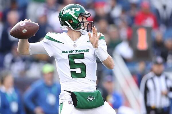 Jets quarterback Mike White throws the ball.