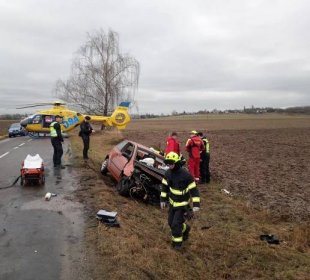 Auta na šrot. Nehoda uzavřela silnici u Ruseku, ke zraněným přispěchal vrtulník