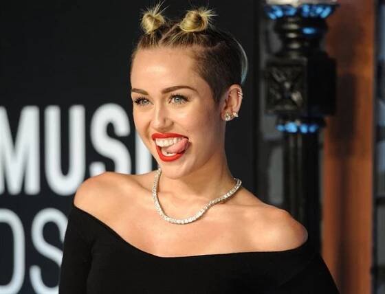 Nahý klip Miley Cyrus si vysloužil pozornost, ale i parodie