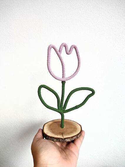 DIY set - Kvetinka na drevenom koliesku z drôtiku a špagátu (2ks)