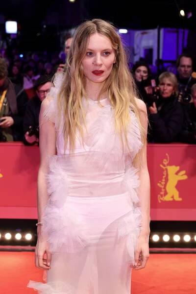 Galerie: Festival Berlinale ve znamení přirozenosti. Rudou vynesla Caro Daur | Elle.cz