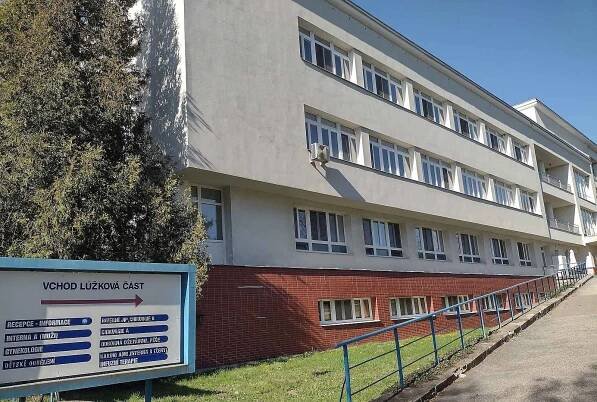 Nemocnice TGM v Hodoníně má nový automat pro placení poplatků za pohotovost.