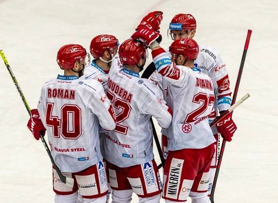 Extraligový lídr Třinec podlehl v prodloužení Českým Budějovicím. Na druhé místo se vrátil Hradec Králové