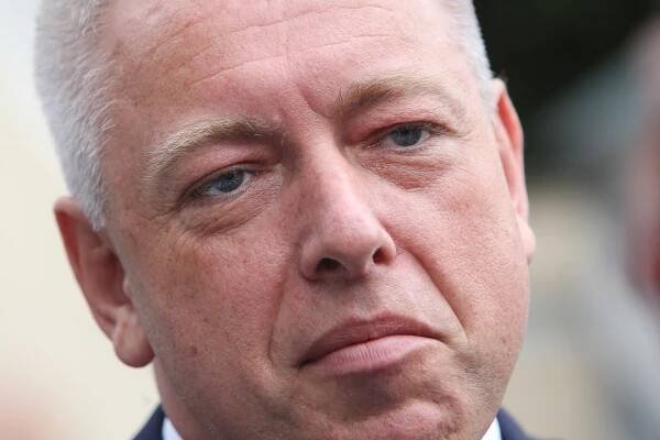 Chovanec a Babiš se přišli k Zemanovi poradit o policii, Klaus oslavit narozeniny. Dostal dort