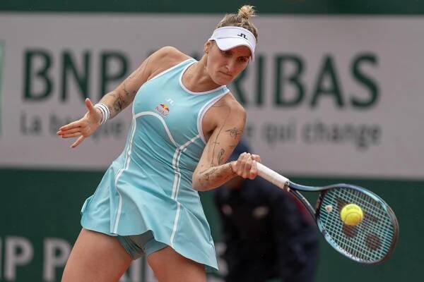 Vondroušová, Macháč a Bouzková jsou ve 3. kole Roland Garros, Siniaková proti Paquetové neuspěla