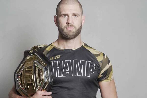 Stylové záběry z Procházkovy historické chvíle. UFC titul a pohled do zákulisí