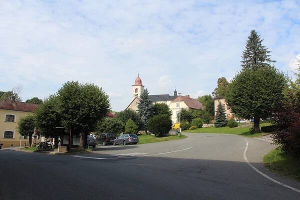 Cesta k hraničnímu přechodu vede přes olešnické náměstí.