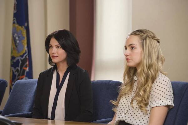 Nicki Aycox, Katelyn Tarver - Dead on Campus - Z filmu