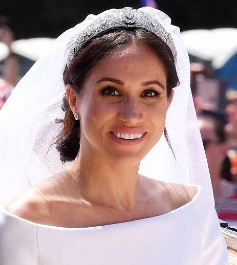 FOTO: Meghan s tiárou na hlavě. – stránka 646