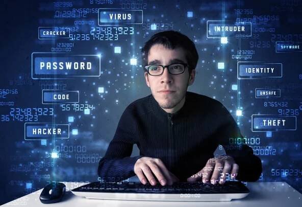 Programování hackerů v technologickém prostředí s kybernetickými ikonami — Stock obrázek