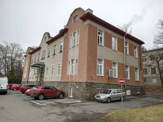 Staré budovy v areálu Klatovské nemocnice.