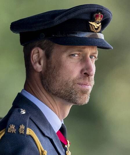 Vousatý princ William v uniformě opět vzbudil rozruch. Fanynky slintaly blahem, pak se drsně pustily do Harryho