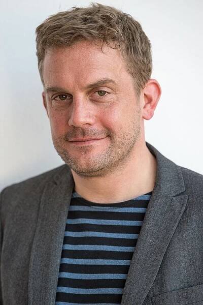 Sebastian Bezzel – Wikipedia