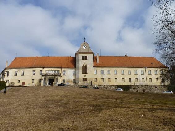Soubor:Lomnice, zámek.JPG – Wikipedie