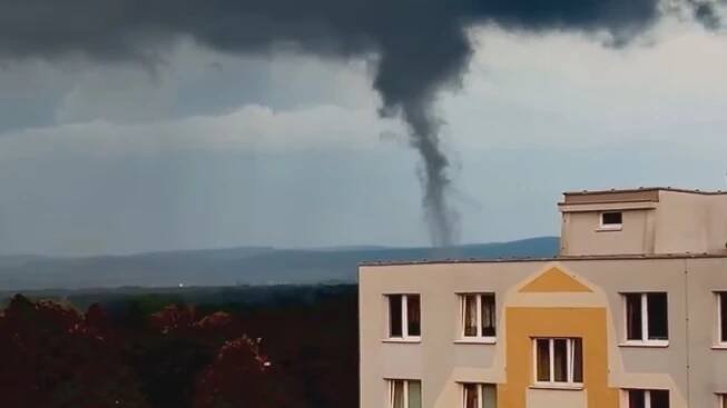 Jižní Moravou se prohnalo slabé tornádo. Odborníci zjišťují, zda napáchalo škody