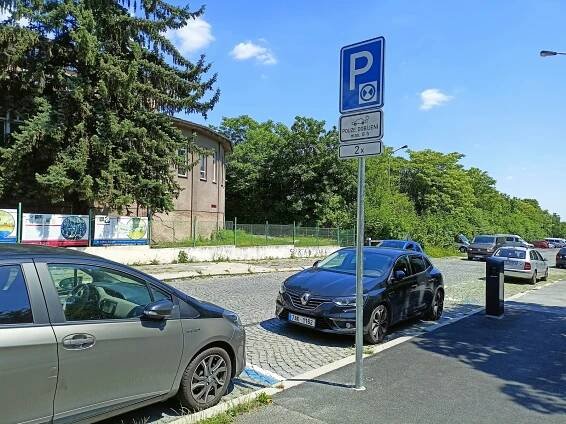 Zpoplatnění parkování elektromobilů: Krok Prahy je pod silnou kritikou