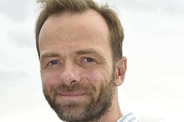 Herec Lukáš Langmajer si sám postavil vysněný dům a zveřejnil fotky. Z vkusného luxusu vám zatají dech