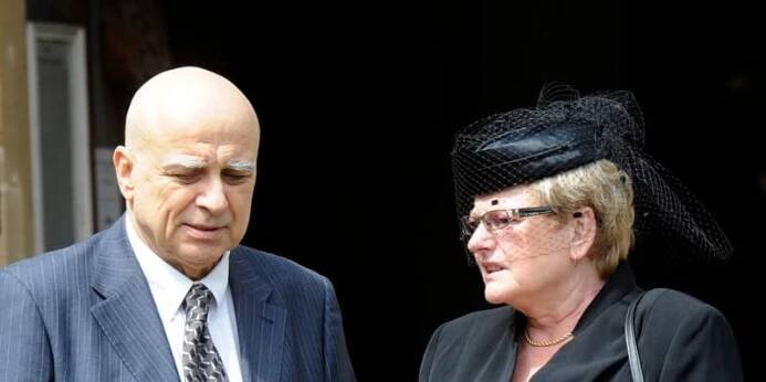 Ivan Mládek na pohřbu Ivo Pešáka kondoluje jeho manželce Miladě. 