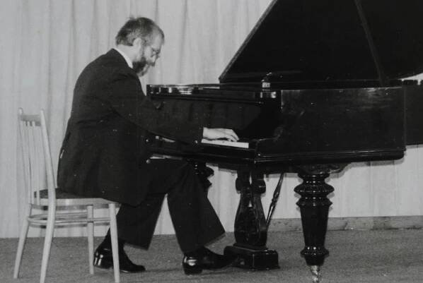 Krumlovská osmdesátá. Vernisáže, koncerty, nová Horní Brána či spartakiáda 1985