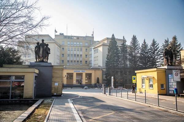 Razie v třinecké nemocnici: Sosnu obsadili policisté, odvedli ředitele Veverku