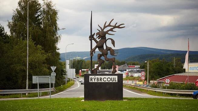 Trutnov, Socha Rýbrcoula na kruhovém objezdu směrem na hory