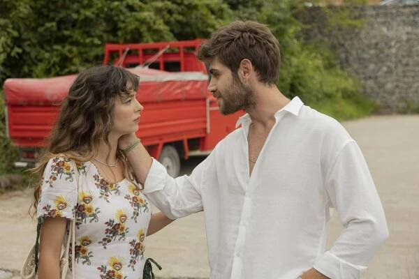 Vermem Seni Ellere - Episode 8 - Z filmu - Buse Meral, Emre Bey