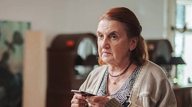 Eva Holubová ve filmu Střídavka (2022)